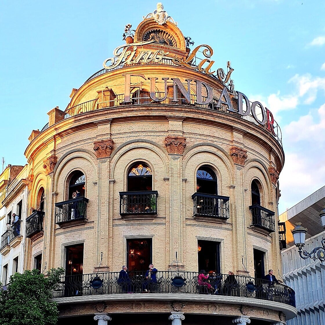 Facade of the building El Gallo Azul