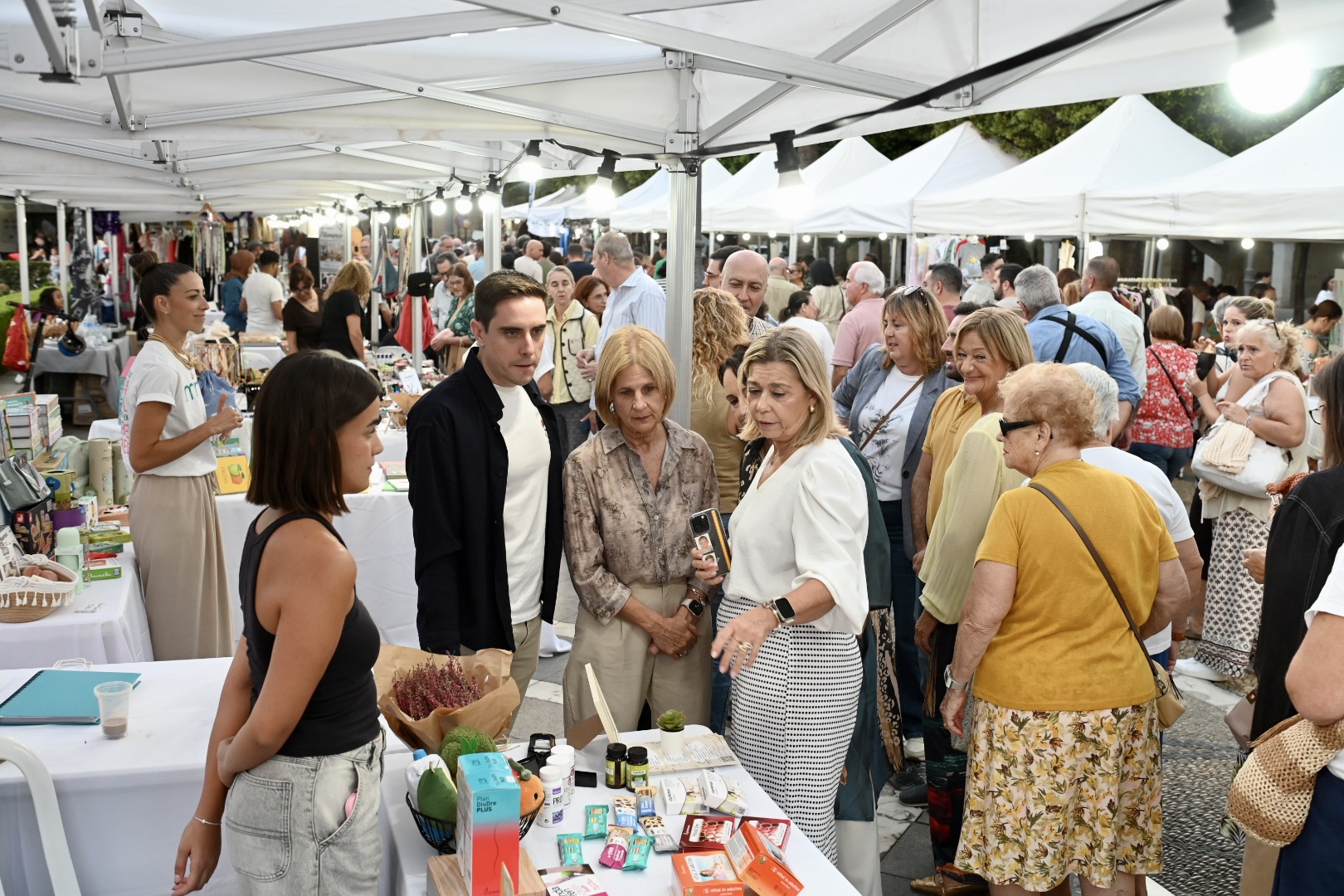 La alcaldesa ha visitado los stand de la Noche Azul y Blanca