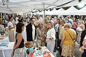 La alcaldesa ha visitado los stand de la Noche Azul y Blanca